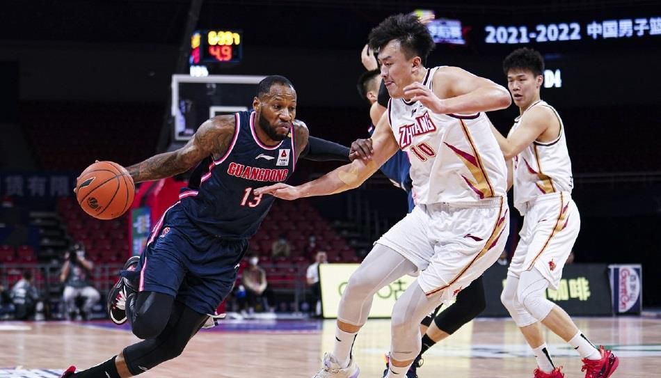 媒体人@吴頔basketball更新社媒表示：“一个联赛的核心价值是比赛质量，广厦对判罚不满，裁判水平需要提高是一方面，另一方面，广厦直接将最后一节半比赛变为垃圾时间，这种做法直接影响到CBA的品牌价值，影响到所有赞助商和球员工作人员的利益。